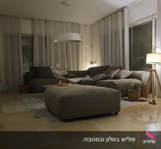 סלון עם רצפה נקייה ומבריקה, ספה וכריות